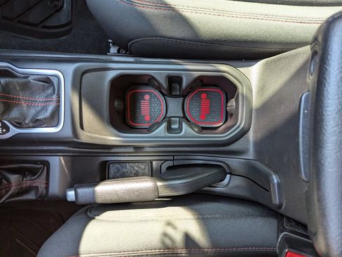 Used 2021 Jeep Wrangler Unlimited Rubicon w/ Cold Weather Group AWD/4WD image 25