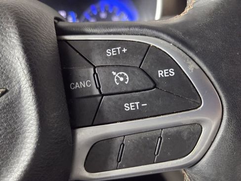 Used 2017 Chrysler Pacifica Touring-L FWD image 17
