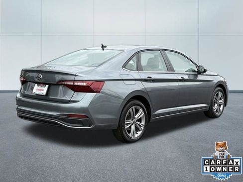 Used 2024 Volkswagen Jetta SE FWD image 3