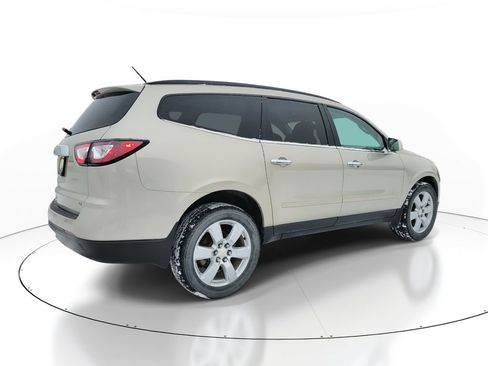 Used 2017 Chevrolet Traverse LT w/ Style and Technology Package FWD image 4
