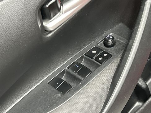 Used 2020 Toyota Corolla LE FWD image 9