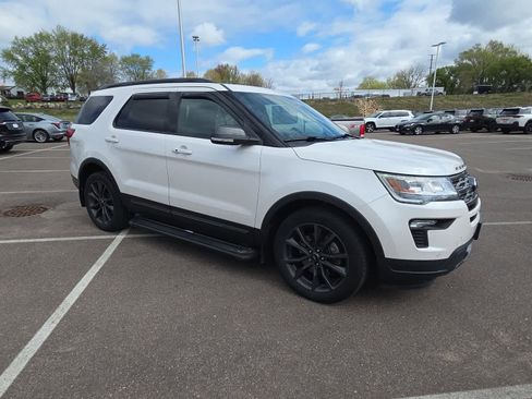 Used 2018 Ford Explorer XLT w/ Equipment Group 202A AWD/4WD image 2