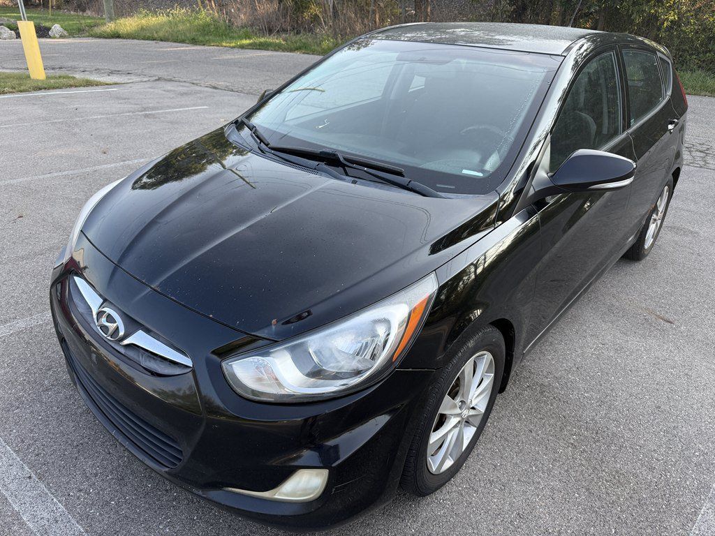Used 2013 Hyundai Accent SE FWD image 2
