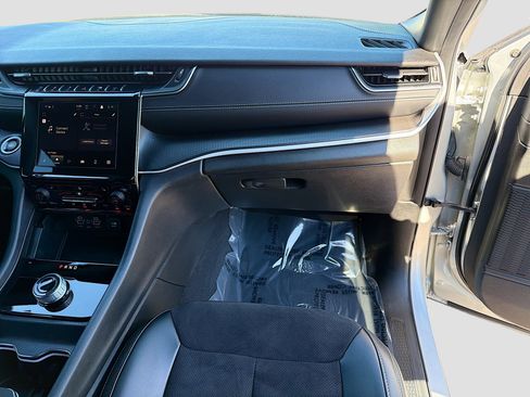Used 2023 Jeep Grand Cherokee L Laredo image 17