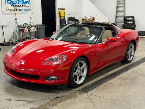 Used 2005 Chevrolet Corvette Coupe w/ 2LT w/ Preferred Equipment Group RWD image 4