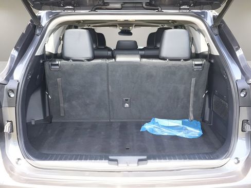 Used 2021 Toyota Highlander XLE FWD image 16