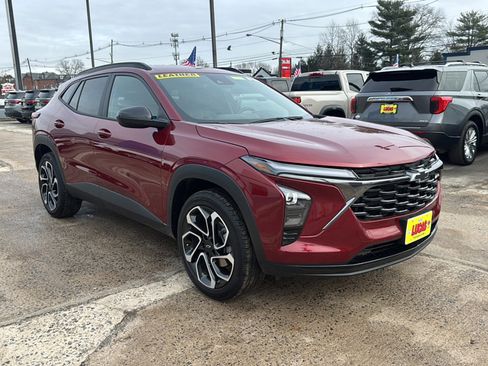 Used 2025 Chevrolet Trax RS w/ Driver Confidence Package image 4