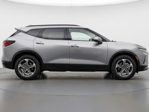 Used 2025 Chevrolet Blazer LT FWD image 11