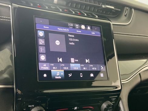 Used 2023 Jeep Grand Cherokee Laredo image 14