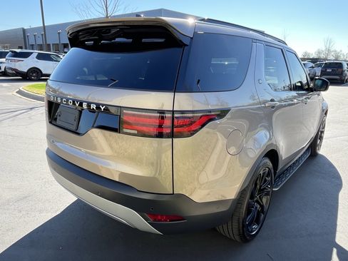 Used 2025 Land Rover Discovery S image 7