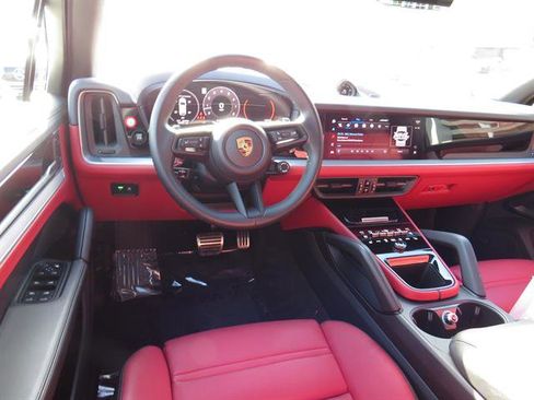 Used 2024 Porsche Cayenne S image 9