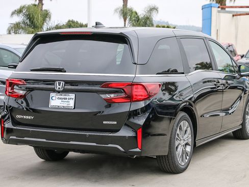 New 2026 Honda Odyssey Touring image 9