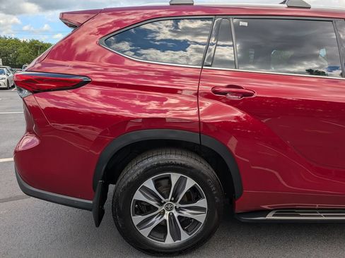 Used 2022 Toyota Highlander XLE AWD/4WD image 9