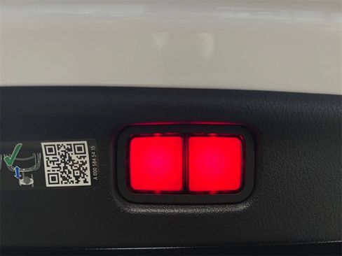 Used 2022 Mercedes-Benz C 300 4MATIC Sedan image 7