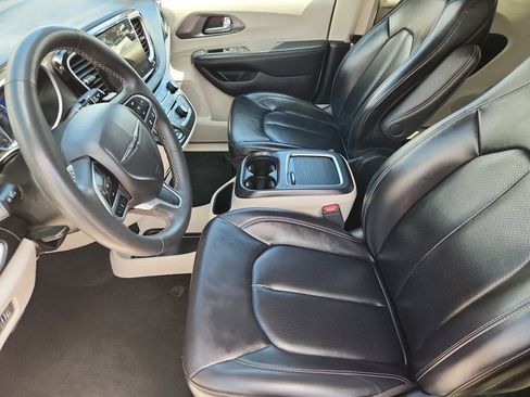 Used 2023 Chrysler Pacifica Touring-L FWD image 9