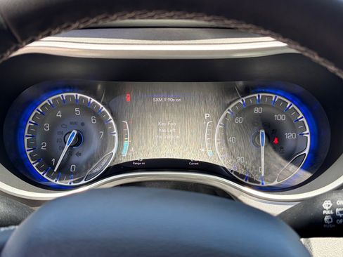 Used 2024 Chrysler Pacifica Touring-L FWD image 24