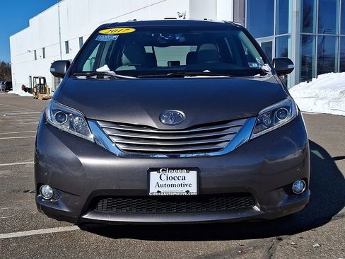 Used 2017 Toyota Sienna Limited image 6
