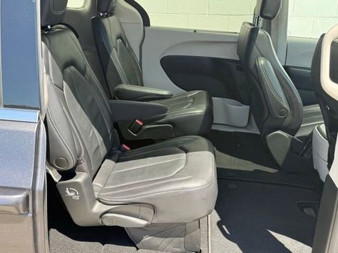 Used 2022 Chrysler Pacifica Touring-L AWD/4WD image 18