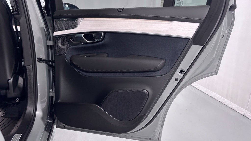 Certified 2025 Volvo XC90 B6 Ultra AWD/4WD image 27