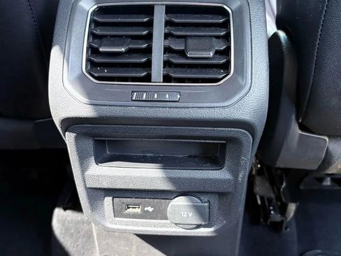 Used 2018 Volkswagen Tiguan SE image 32