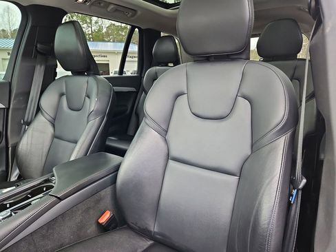 Used 2022 Volvo XC90 T5 Momentum image 24