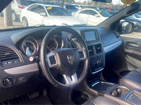 Used 2016 Dodge Grand Caravan R/T image 9