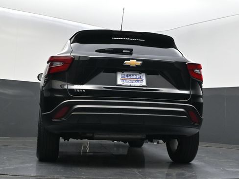 Used 2025 Chevrolet Trax LS w/ LS Convenience Package FWD image 33