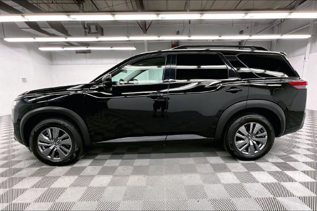 Used 2025 Nissan Pathfinder SV FWD image 13