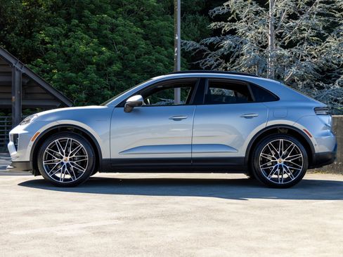 Certified 2025 Porsche Macan Electric RWD image 2