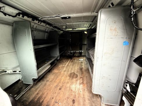 Used 2015 Chevrolet Express 2500 image 14