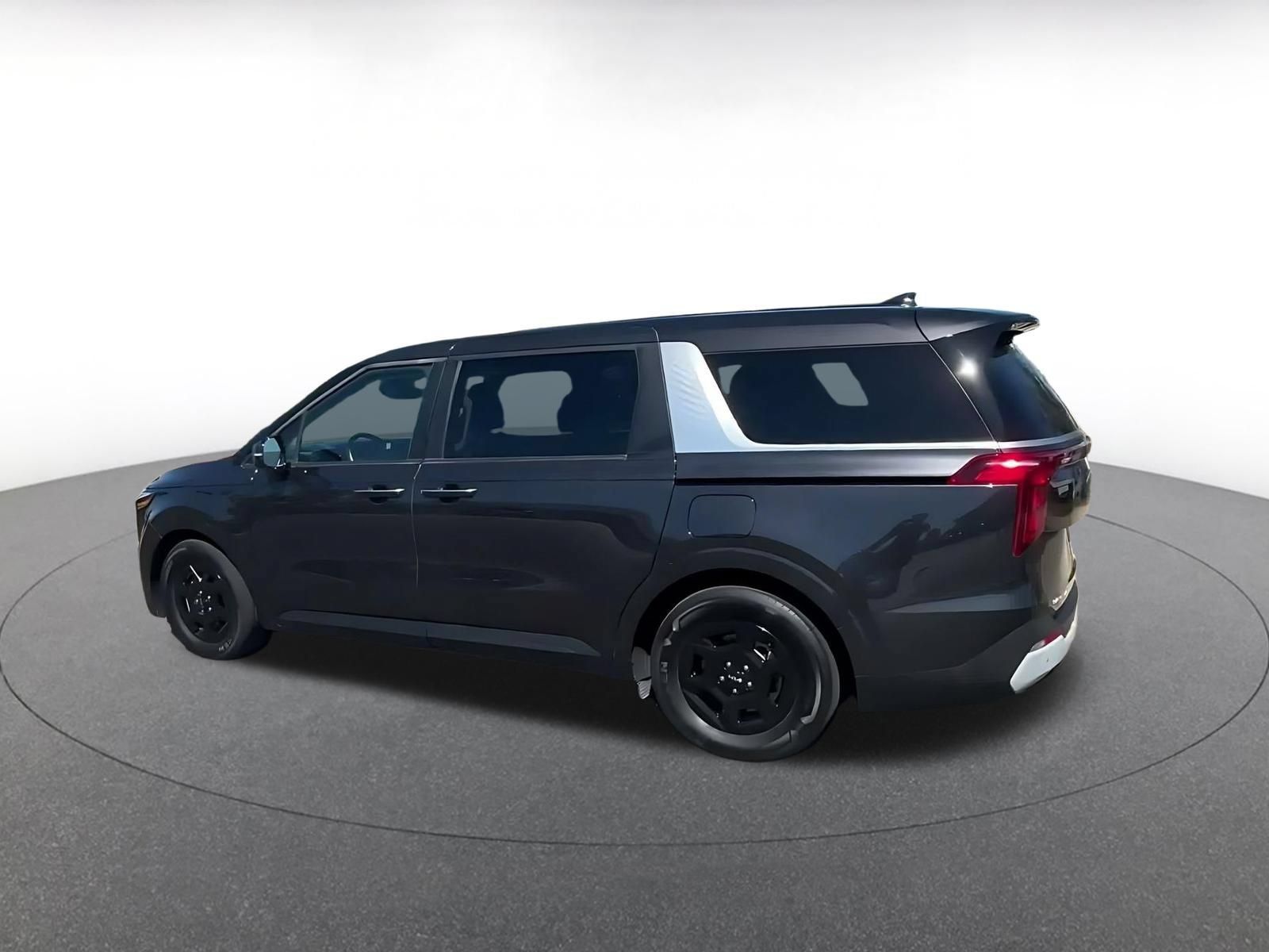 Used 2026 Kia Carnival FWD image 9