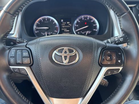 Used 2017 Toyota Highlander XLE w/ Carpet Mat Package AWD/4WD image 25