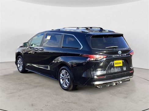 Certified 2021 Toyota Sienna Platinum image 3