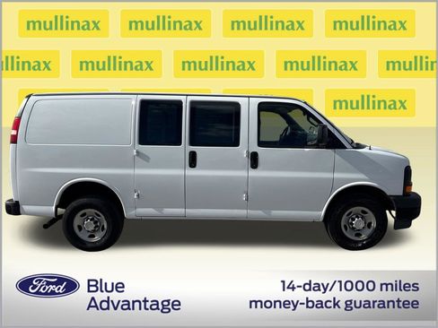 Used 2017 Chevrolet Express 2500 RWD image 2