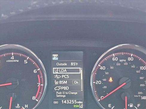 Used 2017 Toyota RAV4 SE image 17