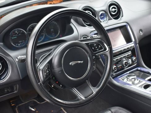 Used 2013 Jaguar XJ image 21