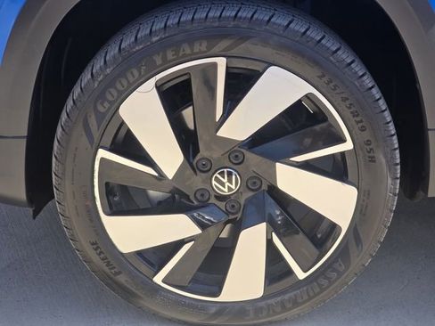 Used 2024 Volkswagen Taos SEL image 9