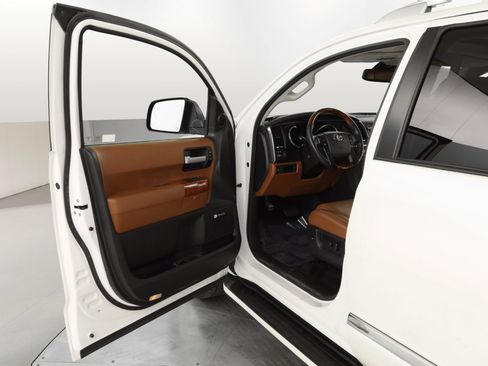 Used 2018 Toyota Sequoia Platinum image 11