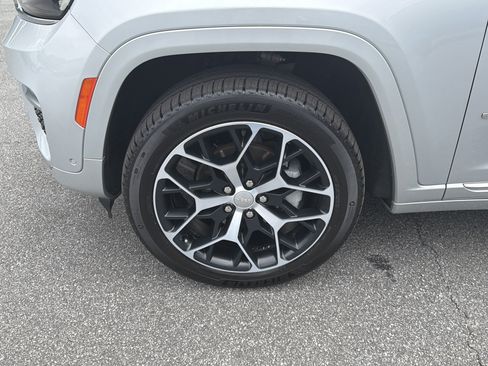 Used 2024 Jeep Grand Cherokee Summit AWD/4WD image 13
