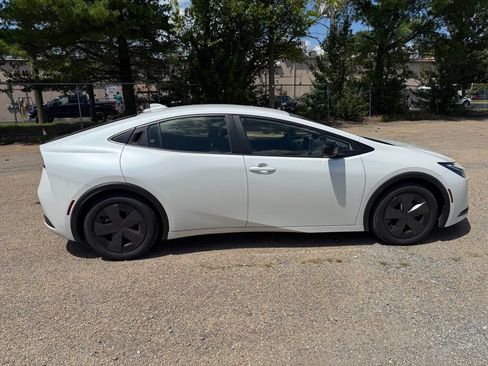 Certified 2024 Toyota Prius LE FWD image 3