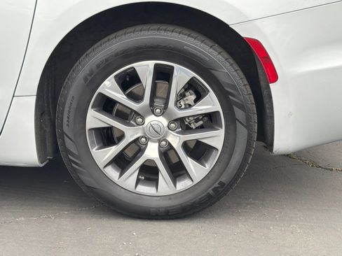 Used 2023 Chrysler Pacifica Pinnacle FWD image 18