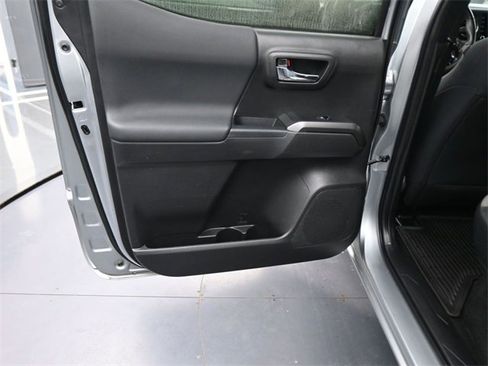 Used 2022 Toyota Tacoma TRD Off-Road image 15