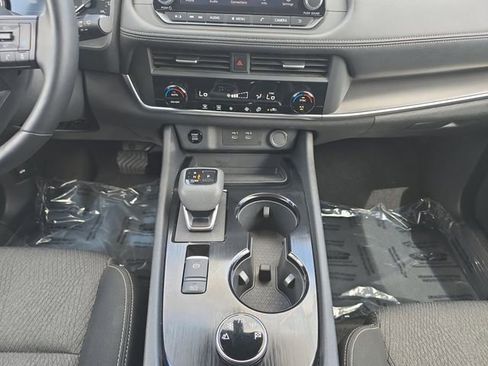 Used 2025 Nissan Rogue SV image 3