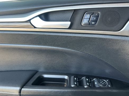 Used 2017 Ford Fusion SE FWD image 11