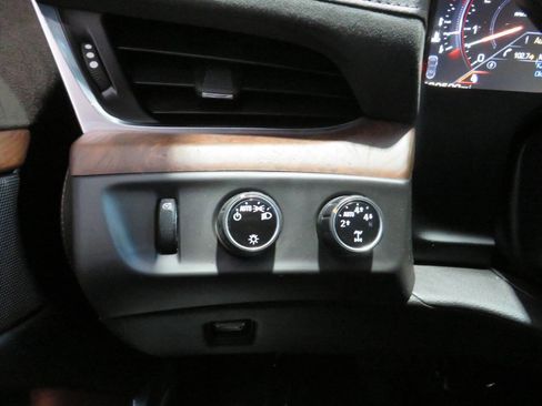 Used 2015 Cadillac Escalade ESV Premium image 30