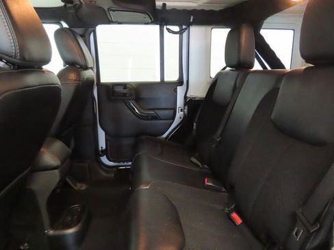 Used 2017 Jeep Wrangler Unlimited Sahara AWD/4WD image 28