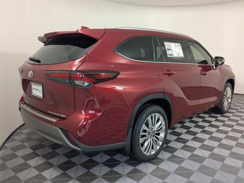 New 2026 Toyota Highlander Platinum image 5