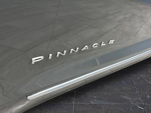 Used 2023 Chrysler Pacifica Pinnacle FWD image 41