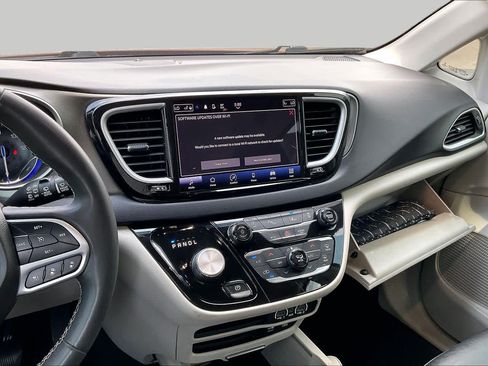Used 2022 Chrysler Pacifica Touring-L FWD image 7