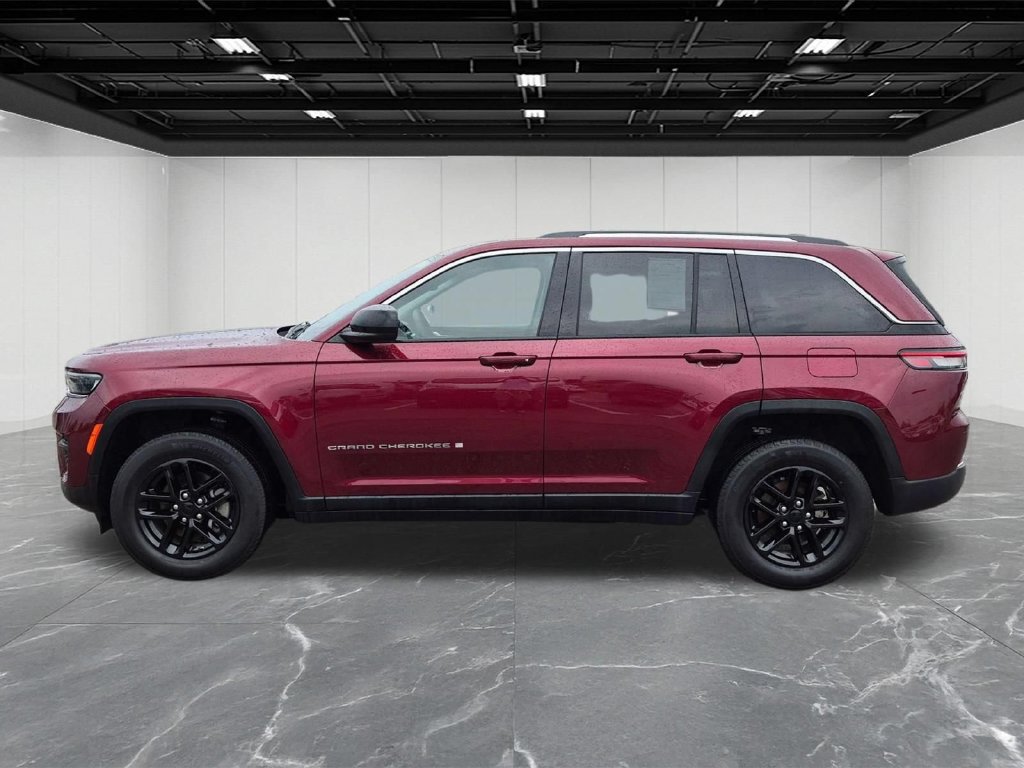 Used 2024 Jeep Grand Cherokee Laredo X AWD/4WD image 2